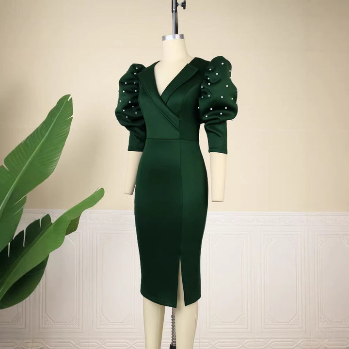 Figurbetontes Damen-Cocktailkleid mit eleganten Puffärmeln und Oberschenkelschlitz, ideal für einen stilvollen Auftritt.