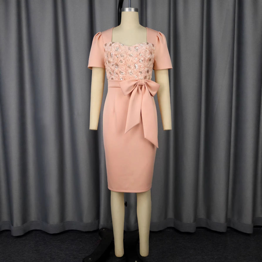 Festliches rosafarbenes Partykleid für Damen, mit zartem Blumenmuster und eleganter Schleife, ideal für Abende und Feiern.