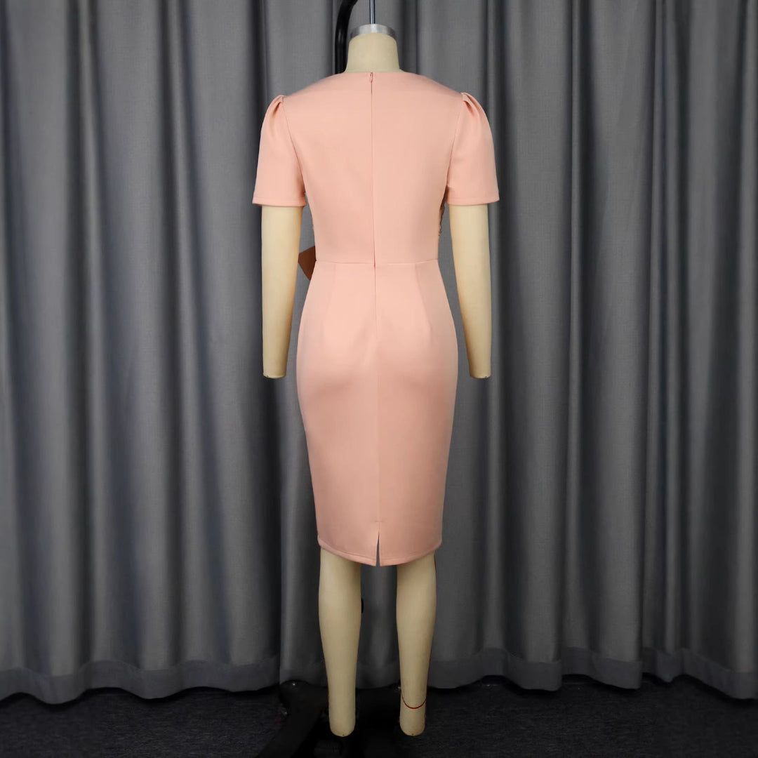 Figurbetontes Cocktailkleid mit detailliertem Blumenmuster und auffälliger Schleife, perfekt für einen eleganten Auftritt.