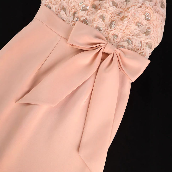 Modisches Damen Abendkleid in Rosa, elegant figurbetont mit romantischem Blumen-Design und dezenter Schleife.