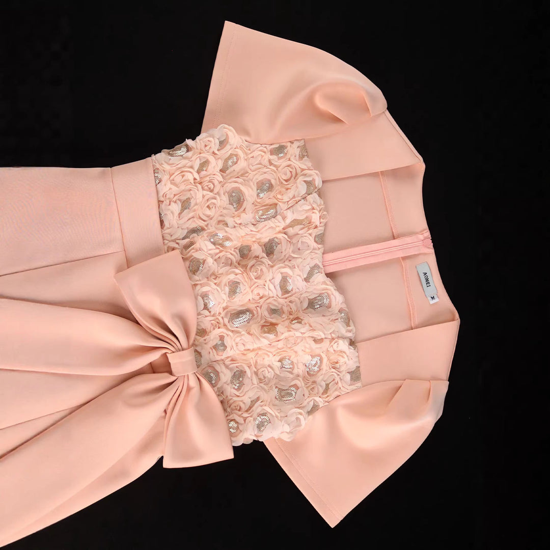 Rosa Damenkleid elegant für besondere Anlässe, mit floralem Design, figurbetontem Schnitt und süßer Schleife.