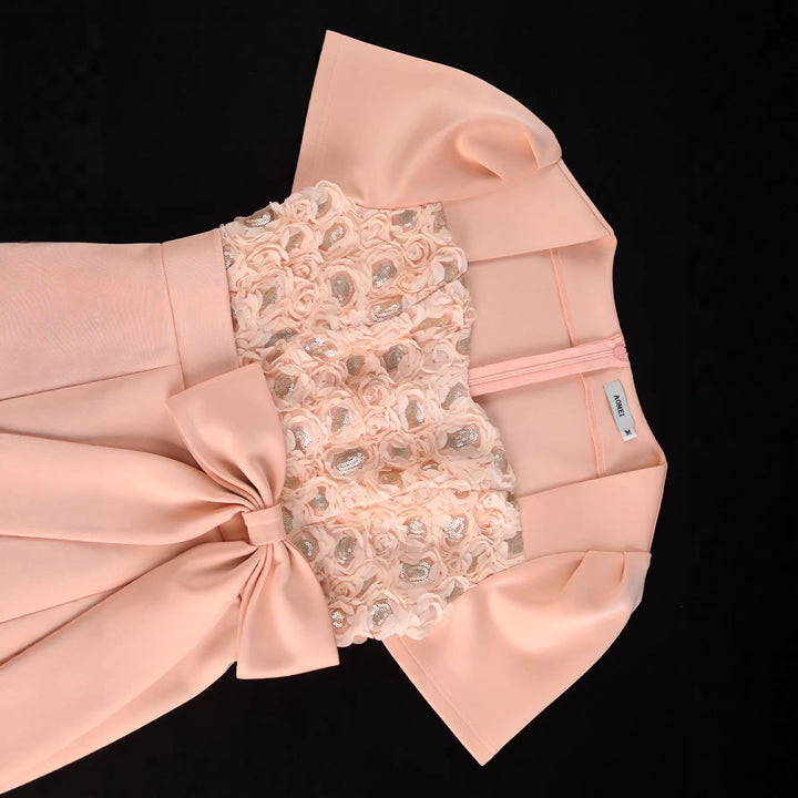 Rosa Damenkleid elegant für besondere Anlässe, mit floralem Design, figurbetontem Schnitt und süßer Schleife.