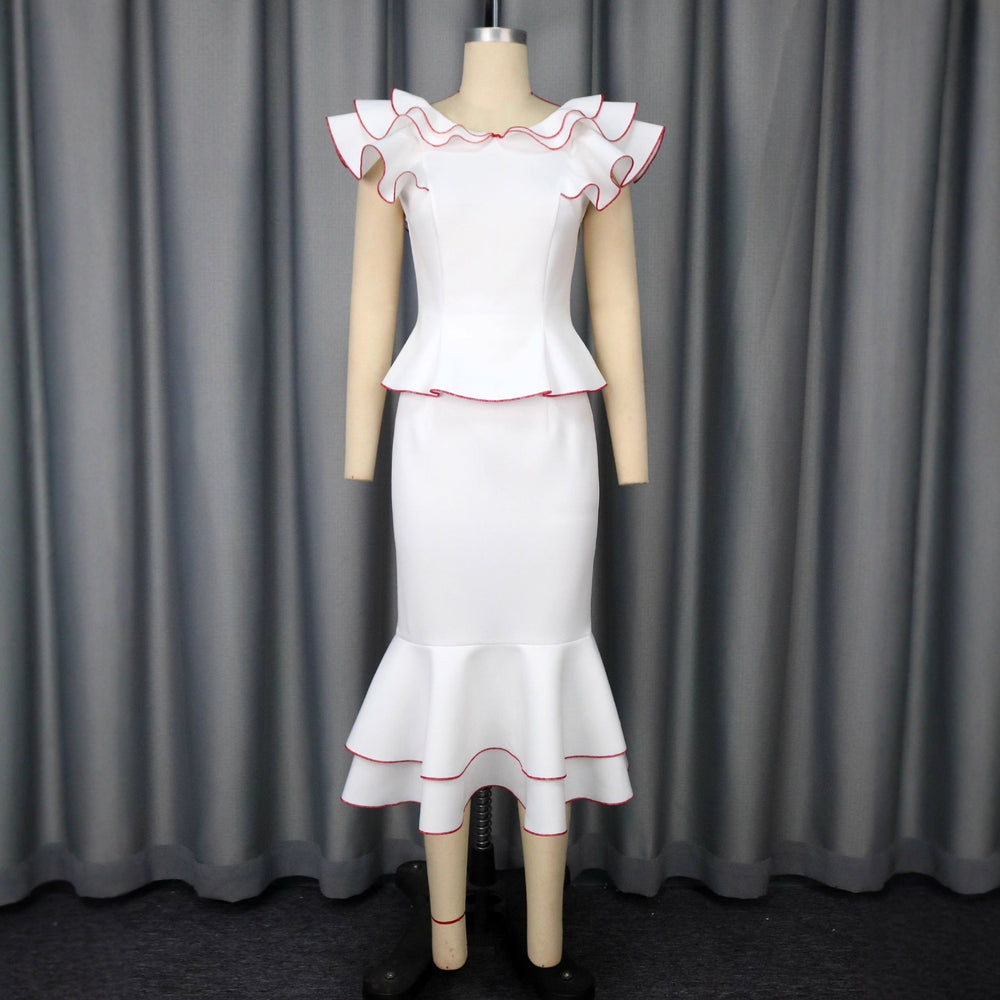 Weißes figurbetontes Partykleid für Damen, schulterfrei, mit auffälligem, voluminösem Rüschensaum. Ideal für Anlässe.