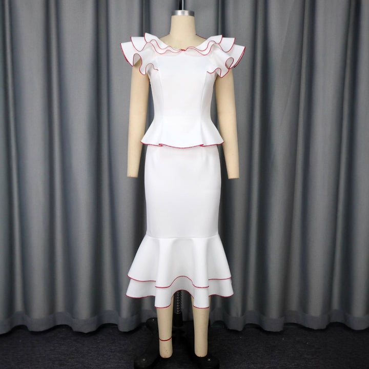 Weißes figurbetontes Partykleid für Damen, schulterfrei, mit auffälligem, voluminösem Rüschensaum. Ideal für Anlässe.