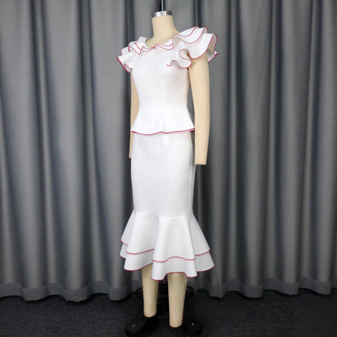 Schulterfreies, elegantes Sommerkleid für Damen, figurbetont, in Weiß mit romantischem, voluminösem Rüschensaum.