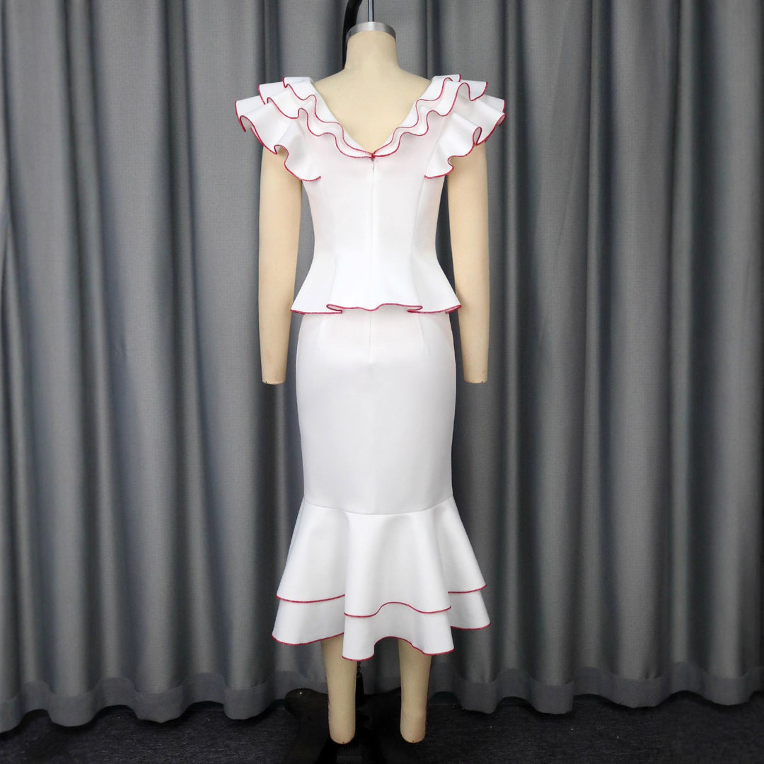 Figurbetontes, weißes Rüschenkleid für Damen. Elegantes Cocktailkleid schulterfrei, perfekt für sommerliche Partys.