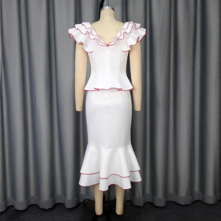 Figurbetontes, weißes Rüschenkleid für Damen. Elegantes Cocktailkleid schulterfrei, perfekt für sommerliche Partys.