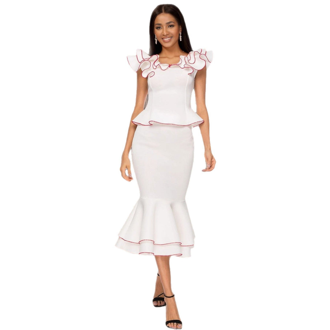 Modisches Damen-Partykleid, figurbetont in Weiß, schulterfrei. Voluminöser Rüschensaum verleiht dem eleganten Kleid Fülle.