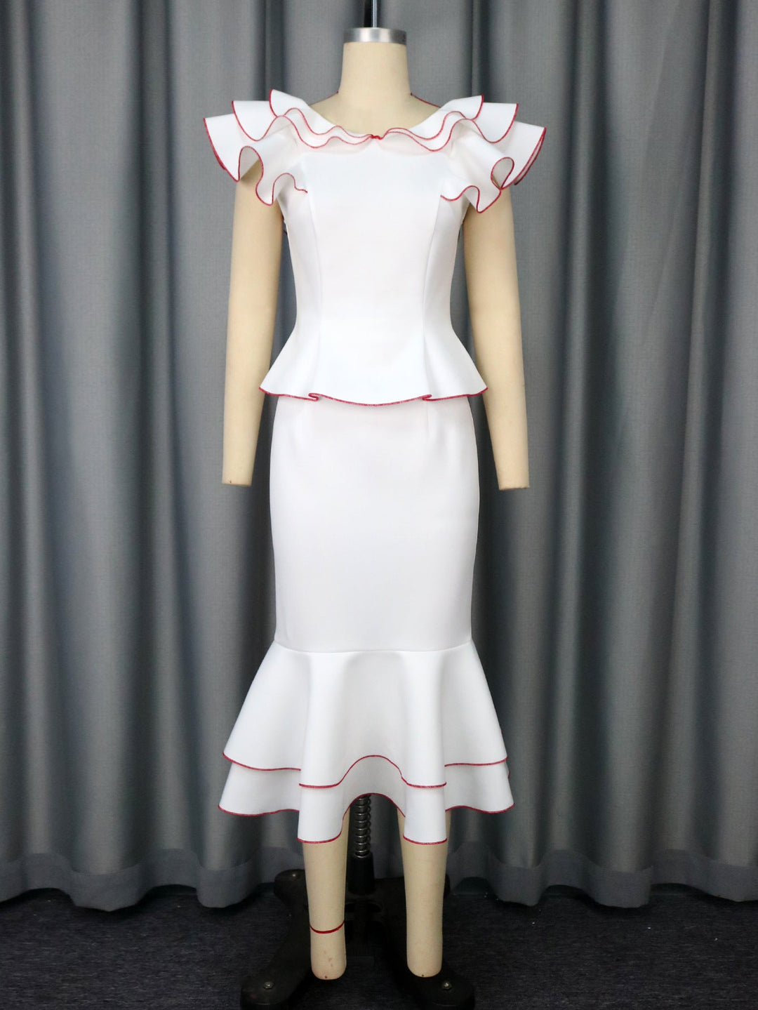 Weißes, figurbetontes Damenkleid mit voluminösem Rüschensaum. Schulterfreies elegantes Cocktailkleid für besondere Anlässe.