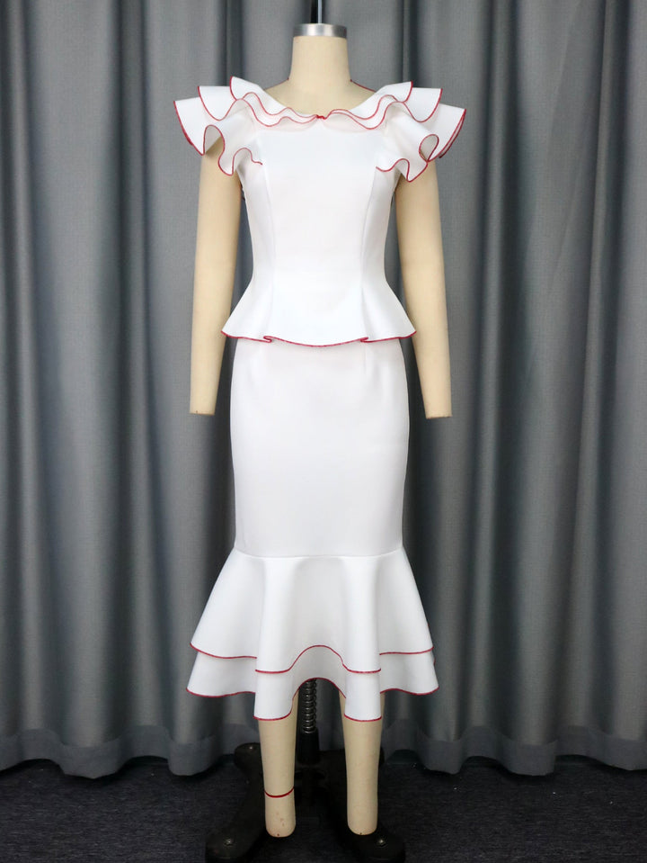 Weißes, figurbetontes Damenkleid mit voluminösem Rüschensaum. Schulterfreies elegantes Cocktailkleid für besondere Anlässe.