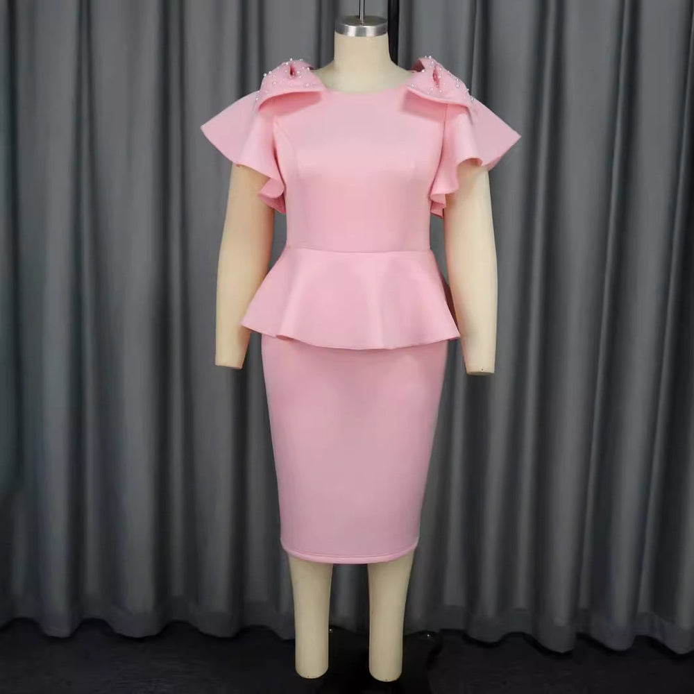 Stylisches Damen Festkleid, kurz, mit schicker Schulterrüsche und edlen Perlen am Ausschnitt, Abendmode.