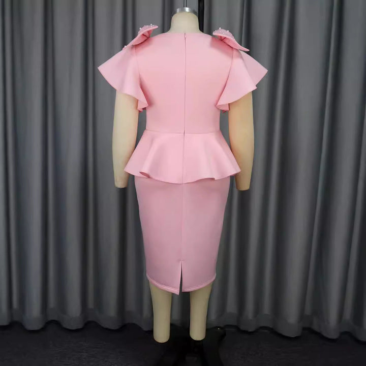 Luxuriöses Damen Abendkleid, enganliegend, mit raffinierten Rüschen und funkelnden Perlen, für Events.