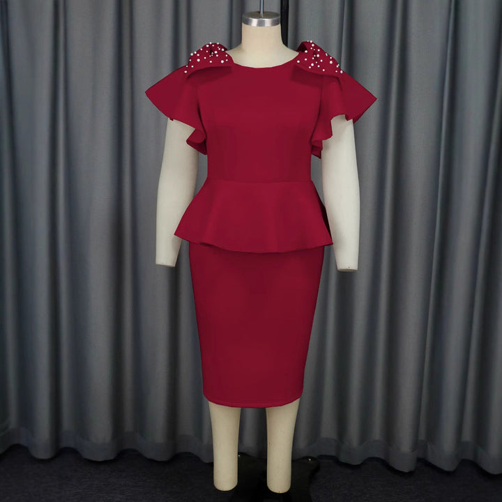 Exklusives Damen Partymode-Kleid mit eleganter Rüsche und detaillierten Perlenapplikationen, sehr schick.