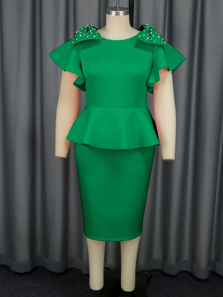 Schickes Frauen-Abendkleid mit modischer Rüsche und schimmernden Perlen entlang des Ausschnitts, Partystil.