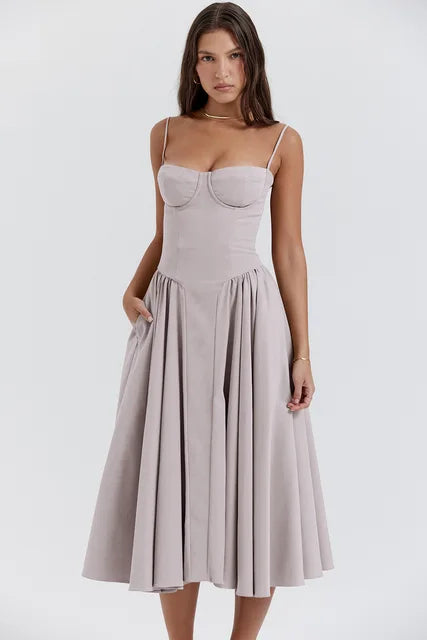 Figurbetontes Damen Abendkleid in tiefem Blau, mit Korsett-Elementen, für einen glamourösen Look.