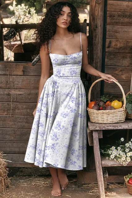 Figurbetontes Damenkleid, Schwarz, mit Korsett-Oberteil und ausgestelltem Rock, für eine feminine Figur.