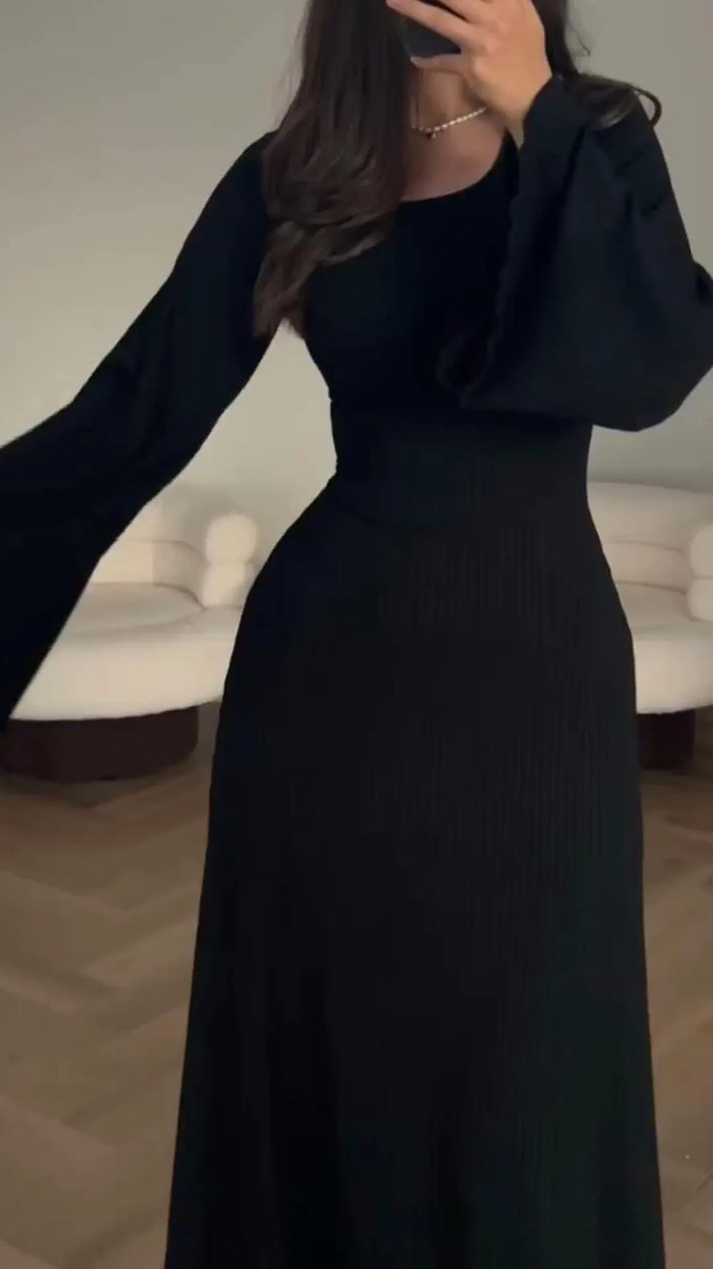 Damen Bodycon Maxikleid in eleganter Passform, mit Schnürung an der Taille & schwingenden Ärmeln.