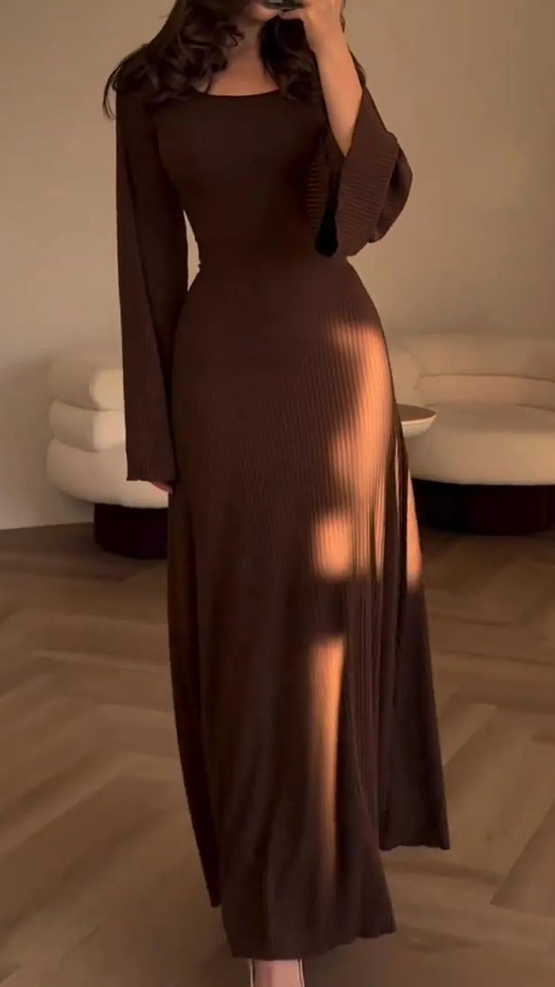 Festliches Damen Abendkleid, figurbetont, mit modischer Schnür-Taille & zarten Flatterärmeln.