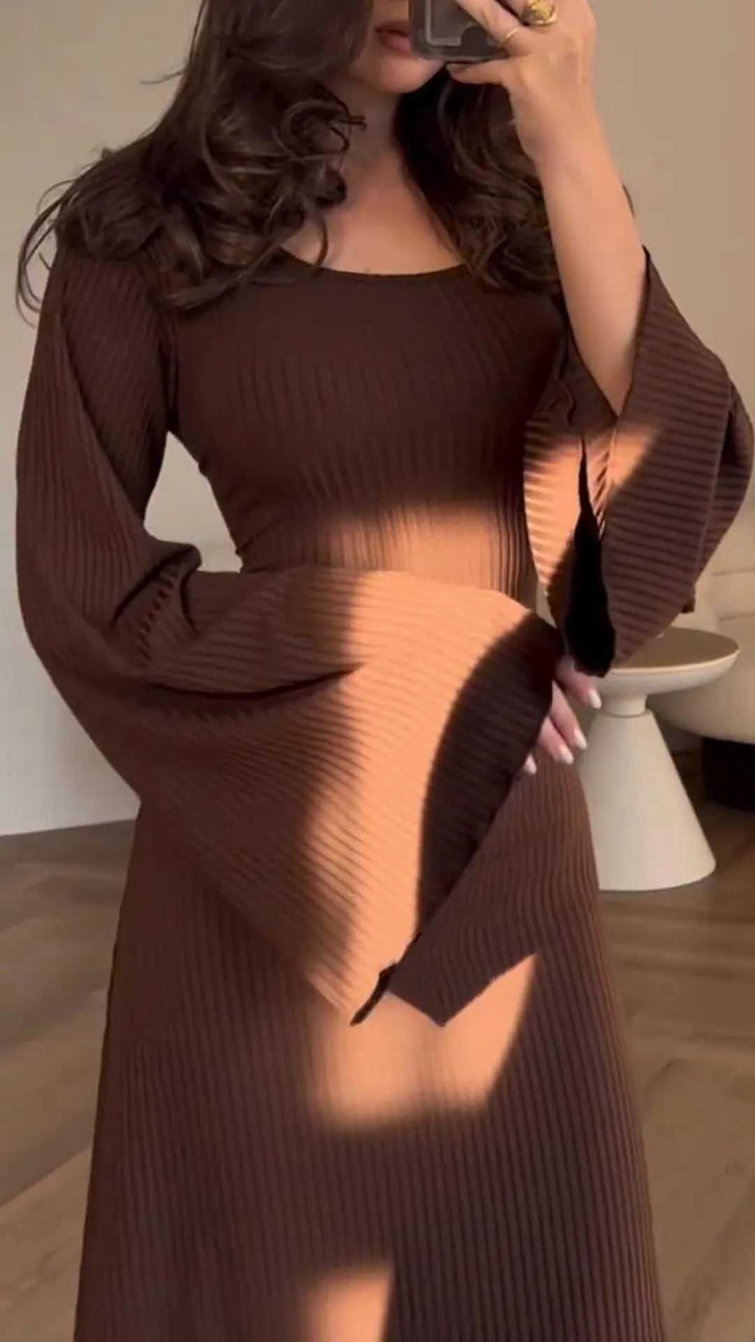 Schickes Bodycon Maxikleid für Damen, ideal als Hochzeitsgast- oder Partykleid mit Schnürdetail.