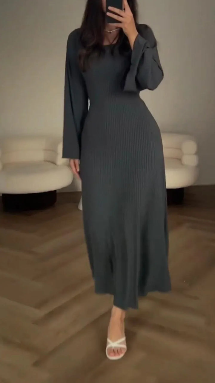 Festliches Damen Maxikleid, figurbetont & mit eleganten Flatterärmeln; ideal für besondere Anlässe.