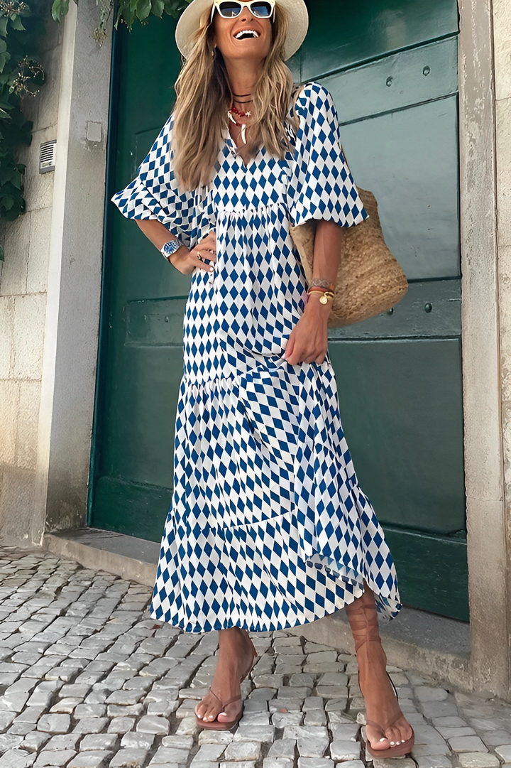 Seitenansicht: Elegantes Damen Midikleid, figurbetont und vielseitig, als Sommer- oder Abendkleid tragbar.