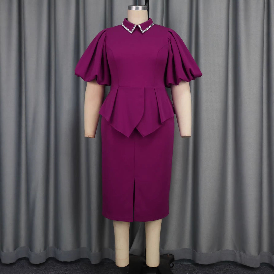Purpurrotes Partykleid für Damen: figurbetontes Peplum, moderne Puffärmel und funkelnder Glitzerkragen.