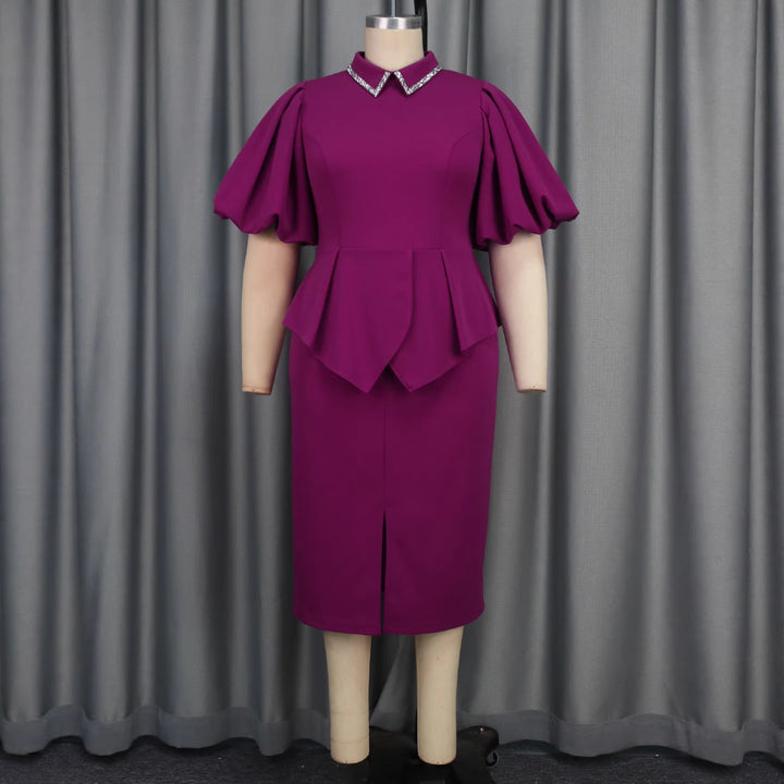 Purpurrotes Partykleid für Damen: figurbetontes Peplum, moderne Puffärmel und funkelnder Glitzerkragen.