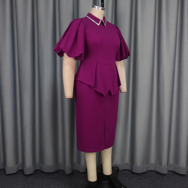 Schickes Damen Abendkleid in Purpurrot, figurbetont mit Peplum, modischen Puffärmeln und edlem Glitzerkragen.