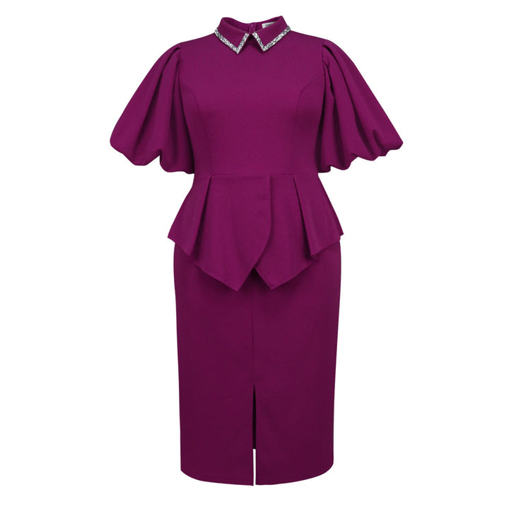 Purpurrotes, elegantes Damen Peplum Kleid mit figurbetonter Silhouette, charmanten Puffärmeln und Glitzerkragen.