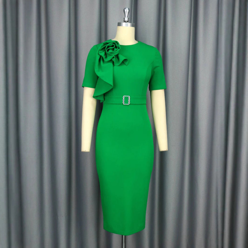 Grünes Midi-Blumenkleid für Damen, ideal als Sommerkleid oder elegantes Partykleid.