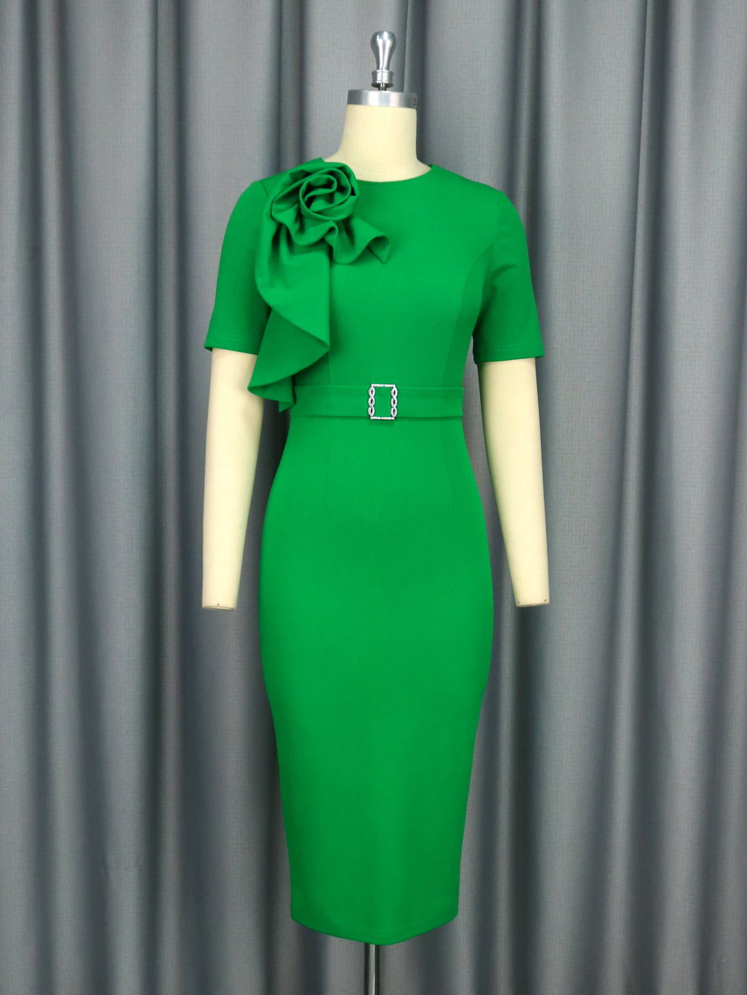 Sommerliches, figurbetontes grünes Blumenkleid für Damen, elegantes Midi-Partykleid für festliche Events.