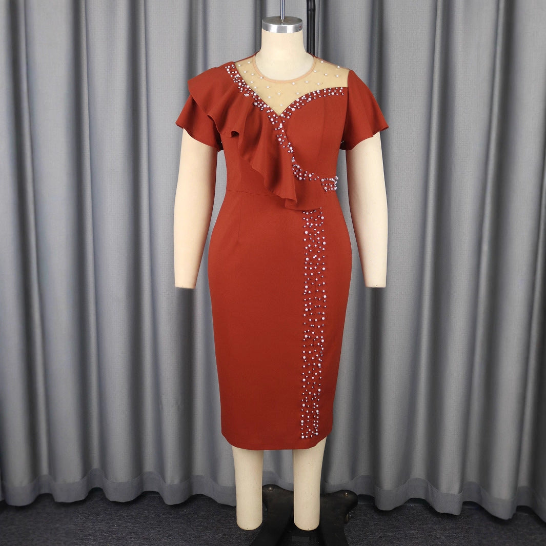 Schimmerndes Cocktailkleid für Damen mit Perlenbesatz und romantischen Rüschen. Ideal für Partys.
