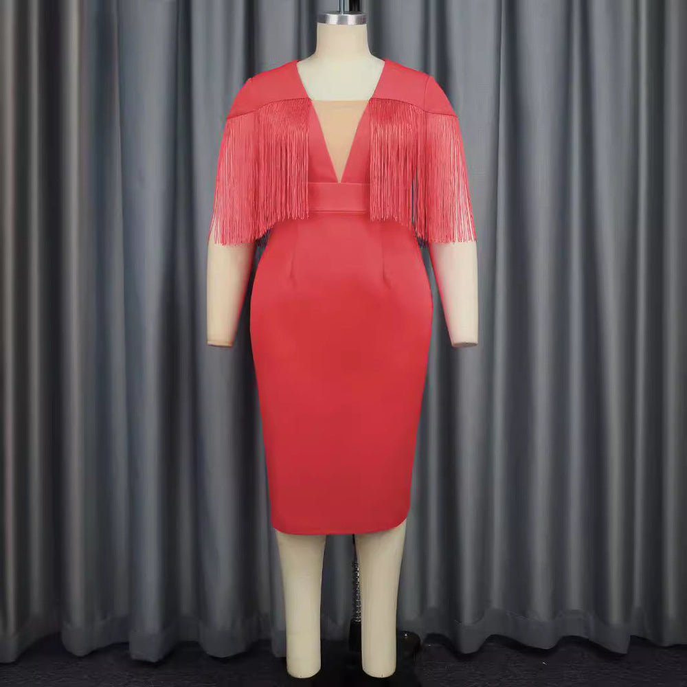 Stilvolles Cocktailkleid für Damen, figurbetont mit schwingenden Fransendetails.