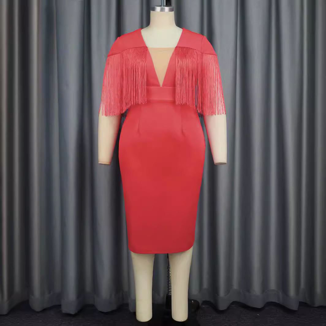 Stilvolles Cocktailkleid für Damen, figurbetont mit schwingenden Fransendetails.