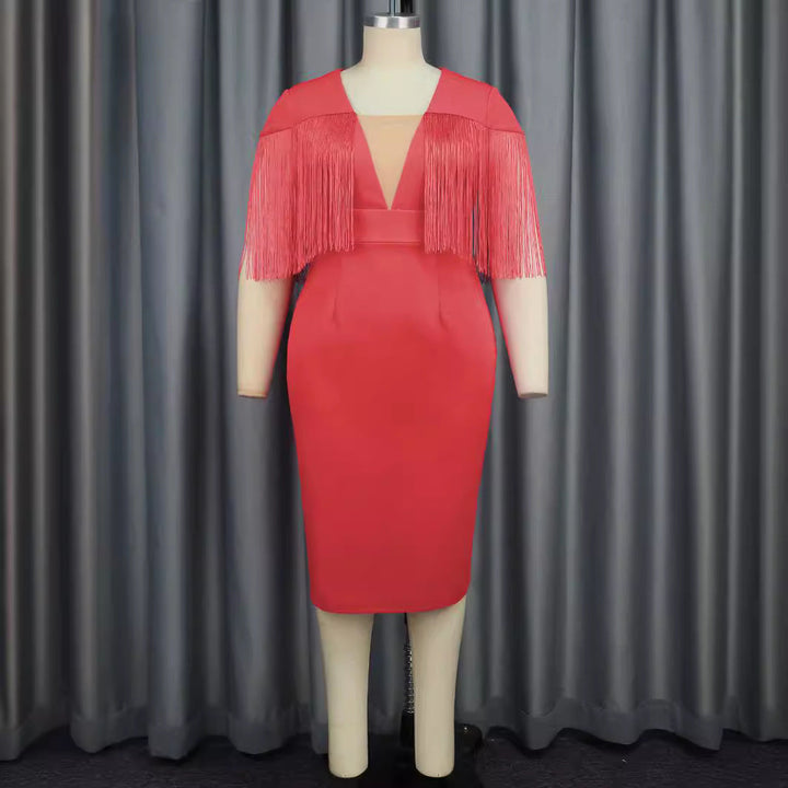 Stilvolles Cocktailkleid für Damen, figurbetont mit schwingenden Fransendetails.