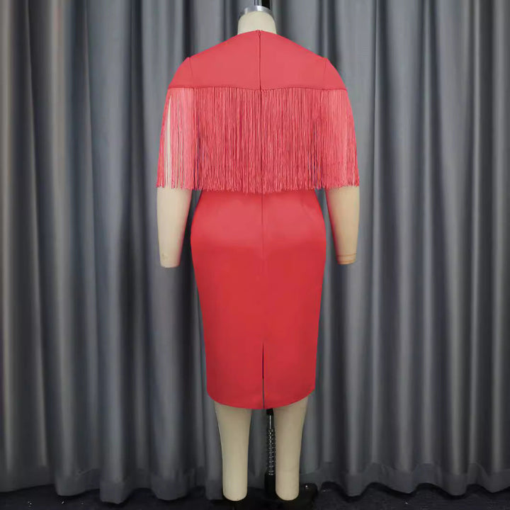 Festliches Abendkleid mit V-Ausschnitt, figurbetont und eleganten Fransen.