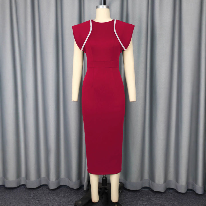 Figurbetontes Frauenmode-Kleid mit eleganten Rüschenträgern, ideal für besondere Abende.