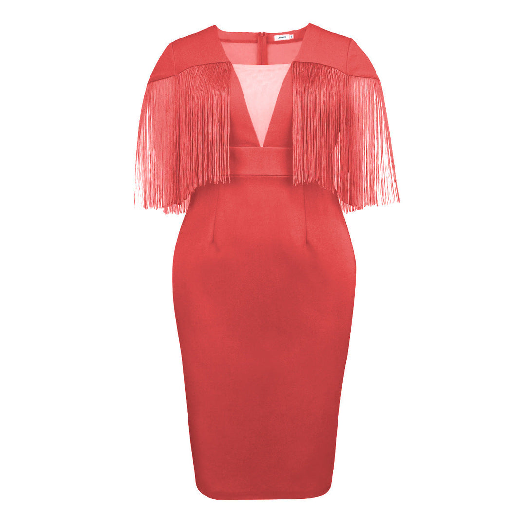 Damenkleid mit stilvollen Fransendetails, figurbetontem Design und V-Ausschnitt.