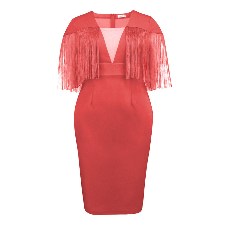 Damenkleid mit stilvollen Fransendetails, figurbetontem Design und V-Ausschnitt.