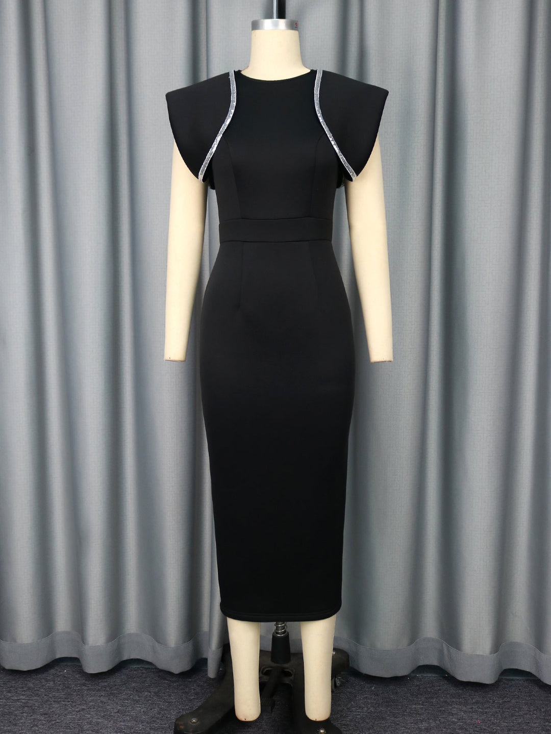 Festliches Damenkleid, eng geschnitten, mit auffälligen Rüschenträgern – perfekt für Events.