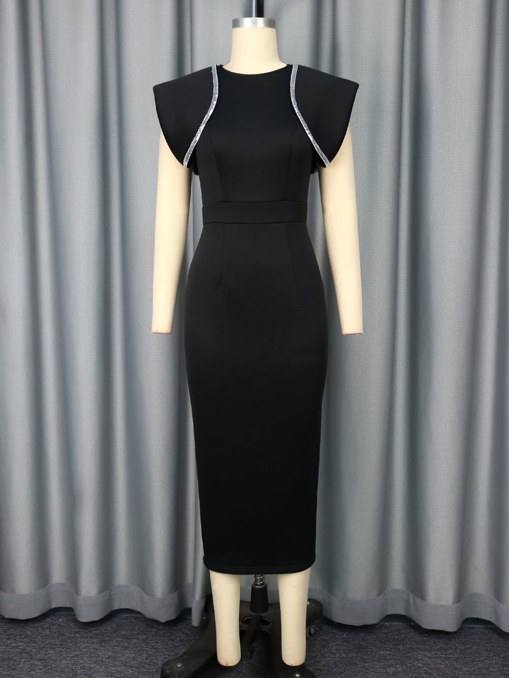Festliches Damenkleid, eng geschnitten, mit auffälligen Rüschenträgern – perfekt für Events.