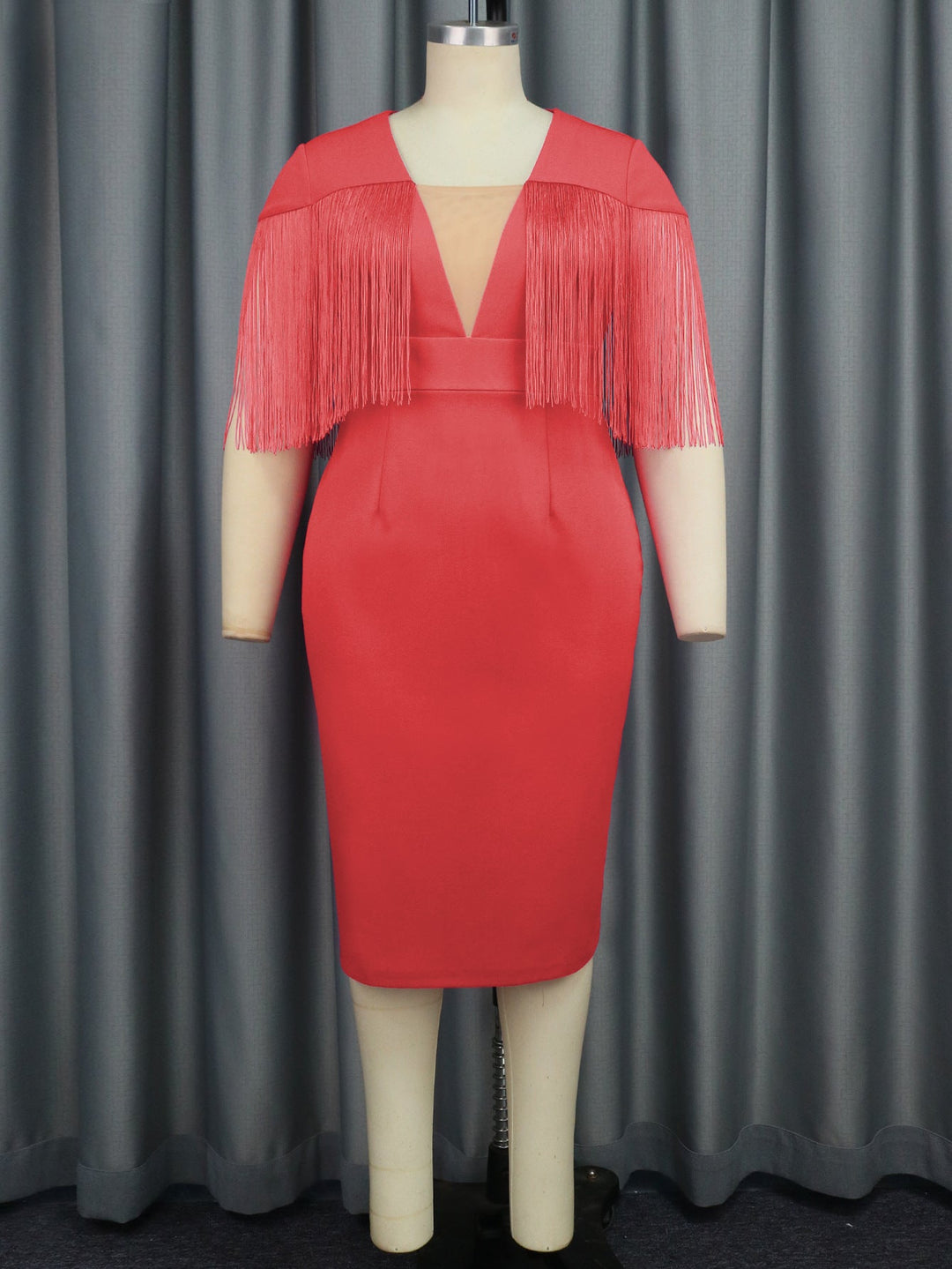 Figurbetontes Abendkleid mit eleganten Fransendetails, V-Ausschnitt und stilvoller Passform.