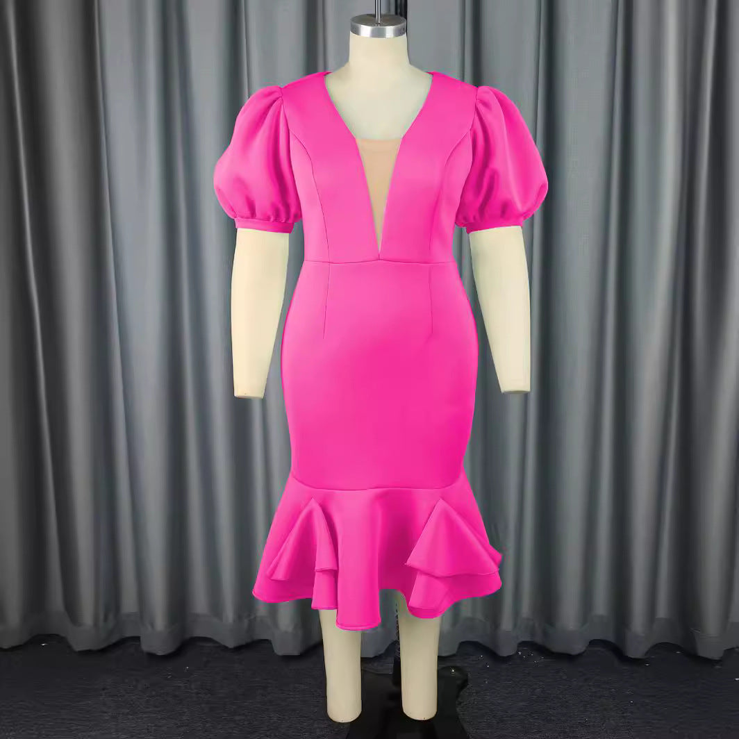Feminines Abendkleid in Magenta, figurbetont mit V-Ausschnitt, eleganten Puffärmeln und Rüschensaum.