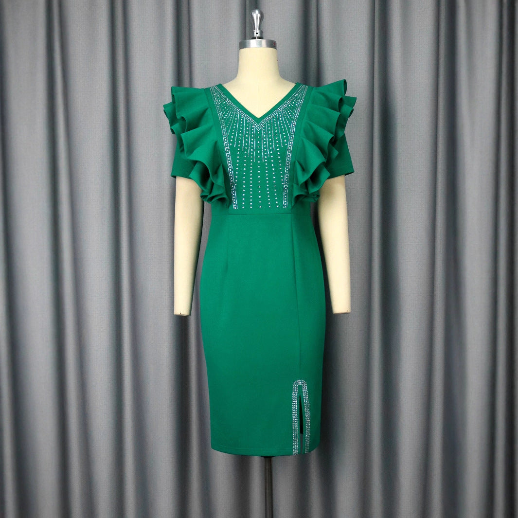 Glamouröses Abendkleid für Damen, figurbetont mit Rüschen und Strass; perfekt als festliches Cocktailkleid.