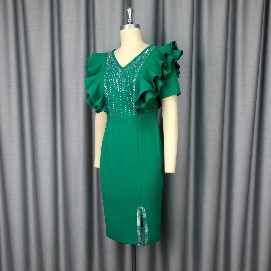 Festliches Damen-Cocktailkleid, figurbetont, mit eleganten Rüschen und Strasssteinen, ideal für besondere Anlässe.