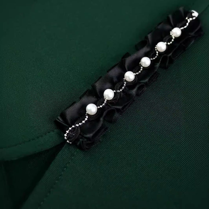 Modernes figurbetontes Partykleid für Damen mit auffälligem Schleifenakzent und verführerischem Seitenschlitz.