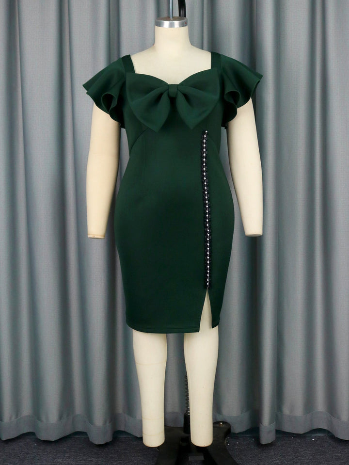 Elegantes Damenkleid mit figurbetonter Silhouette, dekorativer Schleife und modernem Beinschlitz für Galas.