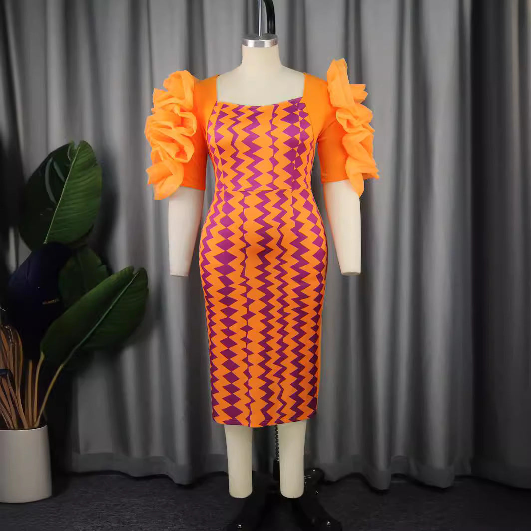 Figurbetontes Partykleid für Damen mit stylischem geometrischem Muster & femininen Volantärmeln.