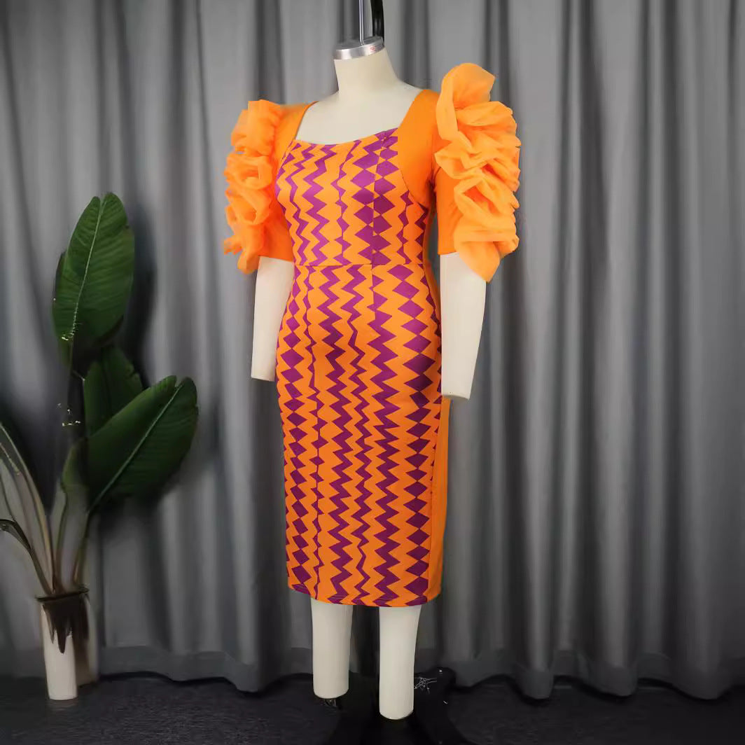 Orangenes festliches Damenkleid, figurbetont, mit modernen Volantärmeln und geometrischem Design.