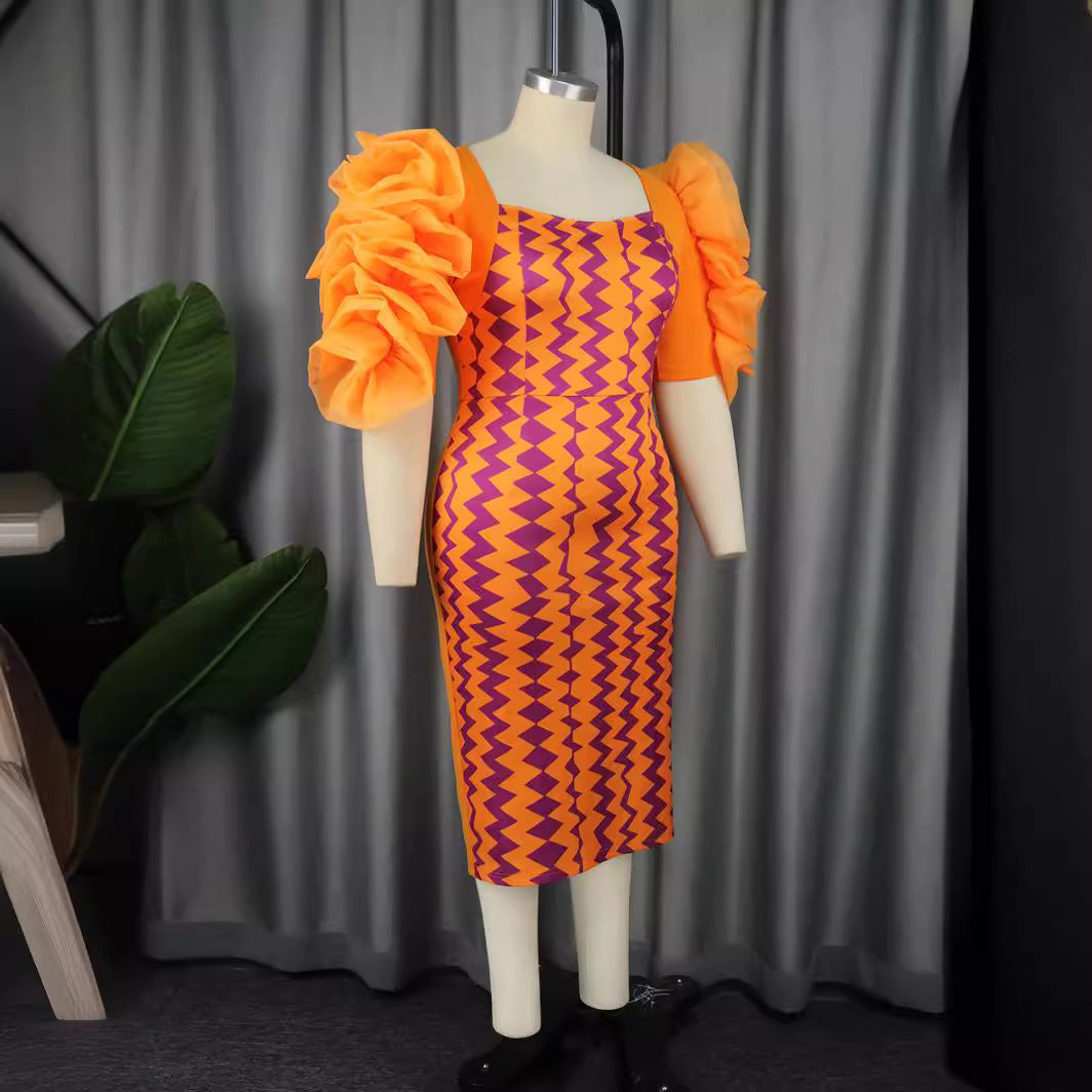 Modisches Damenkleid, figurbetont, mit auffälligem geometrischem Muster und eleganten Volantärmeln.
